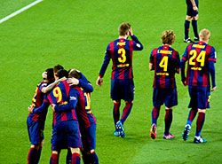 Barcelonaspillerne feirer målet til Luis Suarez