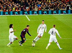 El Clasico - Messi dribler Ronaldo og et par Real Madrid spillere