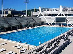 Treninger i svømmebasseng med olympisk størrelse i Barcelona, Spania