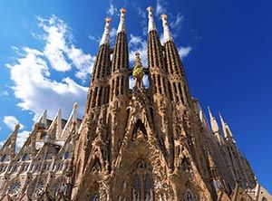 La Sagrada Familia er den største attraksjonen i Barcelona