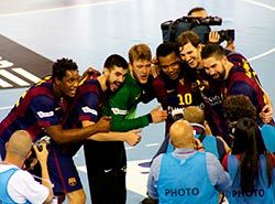 FC Barcelonas håndballgutter feirer etter seieren i Champions League